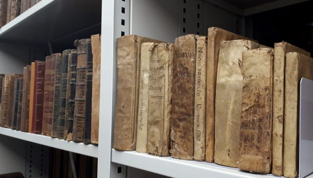 Catalogació del fons bibliogràfic de la Farmàcia de l\'antic Hospital de Santa Caterina