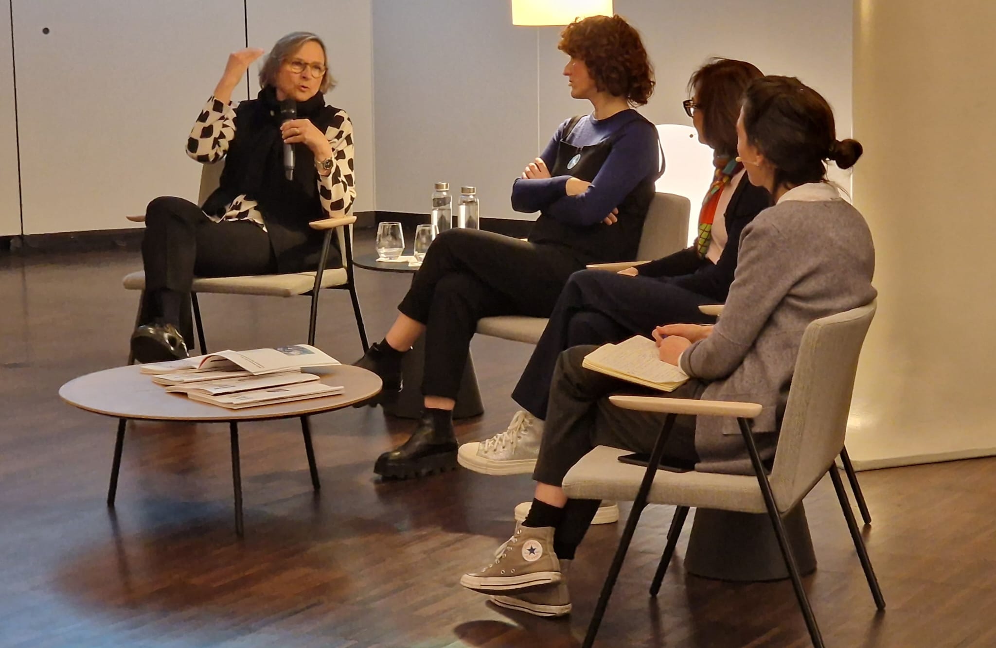 MESA REDONDA SOBRE EL PAPEL DE LAS MUJERES EN EL ARTE CATALÁN