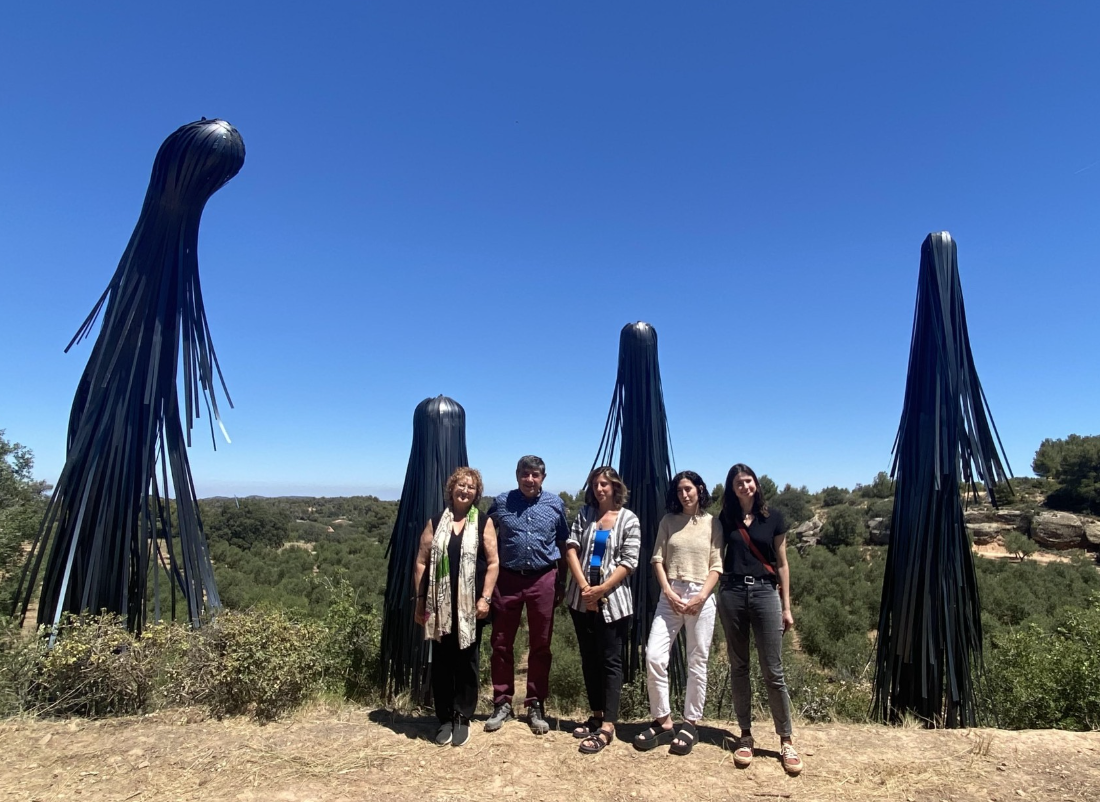 Cristina Mejías y su obra 'Otro es el río que persigo', en la Viña de los Artistas