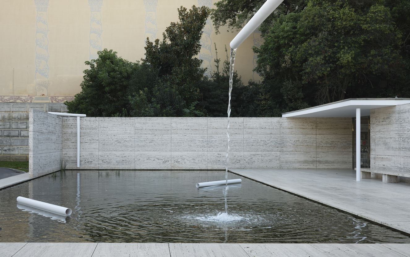 Reflections and distortions in the Mies van der Rohe Pavilion